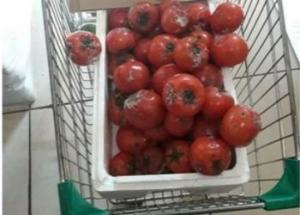 В Белогорске супермаркет выставил на продажу помидоры с плесенью