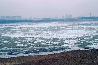 МЧС предупредило о коварстве осеннего льда