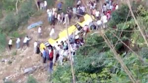 Почти 30 детей погибли в Индии при падении автобуса в ущелье