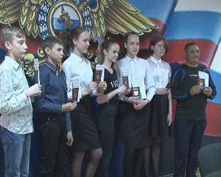 В Белогорске торжественно вручили паспорта 
