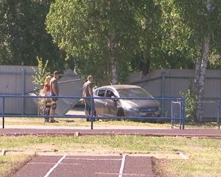 В Белогорске водитель снес ограждение на стадионе «Амурсельмаш» (ВИДЕО)
