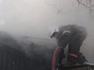 В Белогорске пожарные ликвидировали возгорание на частном подворье