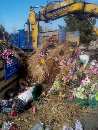 С «Никольского» кладбища Белогорска вывезли 250 кубометров мусора