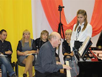 В Белогорске провел мастер-класс заслуженный артист РФ, пианист Геннадий Пыстин