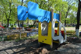 В детском саду № 9 Белогорска началась установка игровых комплексов