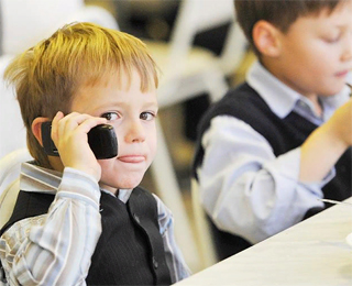 Кузнецова предложила сдавать телефоны при входе в школу