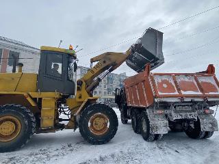 Последствия снегопада продолжают убирать в Белогорске 
