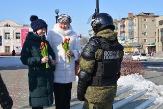 Вежливые люди подарили женщинам Белогорска цветы