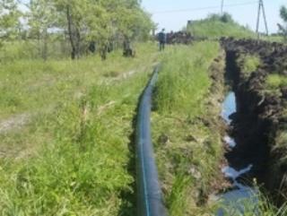 В районе Летного озера в Белогорске прокладывают новый водопровод
