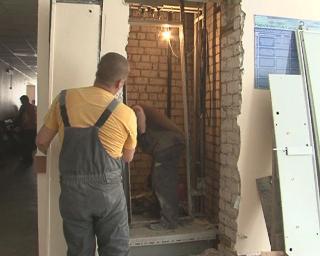 В Белогорской больнице устанавливают новый лифт