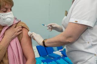 В Амурской области за успешную вакцинацию планируют поощрять медиков