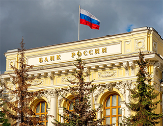 Средняя сумма снятия наличных в банкоматах в России выросла почти на 30%