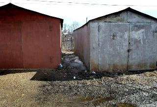Незаконно установленные гаражи мешают строительству тротуара для школьников Белогорска
