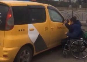 Инвалид кидался с ножом на такси в Благовещенске