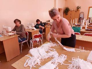 Учителя белогорских школ шьют  маски