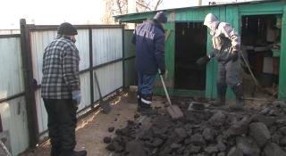 Волонтеры Белогорска помогли семье ветеранов перекидать уголь