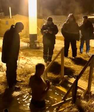 Сотни белогорцев в крещенскую ночь искупались в купели  