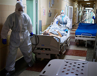 В России зафиксировали суточный максимум смертей из-за коронавируса с мая