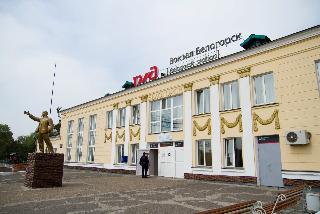 На железнодорожном вокзале Белогорска нанесли разметку для соблюдения социальной дистанции 