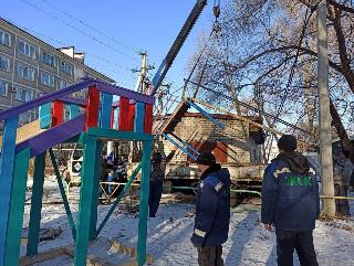 Новые зимние горки устанавливают во дворах МКД Белогорска