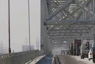 По мосту через Зею запрещено движение грузовиков массой более 3,5 тонны