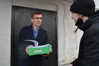 Белогорские «управляйки» помогают распространять  листовки для голосования за комфортную среду