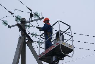 Энергетики и службы ЖКХ Белогорска устраняют последствия ветра