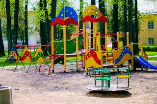 В Белогорске еще 50 дворов оснастят детскими игровыми зонами