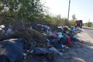 В Междуречье «АвтоДорСфера» убирает мусор, собранный после наводнения