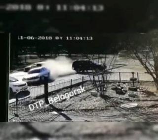 В Белогорске водитель нарушил правила и «помял» два автомобиля
