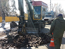 В Белогорске по улице Северная сотрудники "Водоканала" устраняют порыв