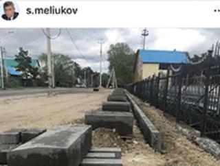На новой стоянке возле горпарка Белогорска устанавливают бордюры