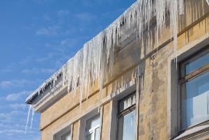 Прокуратура наказала администрацию детсада за снег и сосульки на крышах