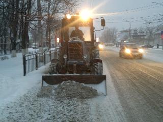 В Белогорске дороги и тротуары продолжат очищать от снега ночью