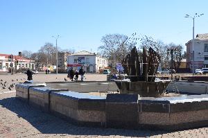 Фонтан и Доску почета на центральной площади Белогорска готовят к летнему сезону