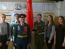 Почетный караул у копии Знамени Победы несут белогорские школьники