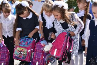 Школьникам Белогорска вручили портфели