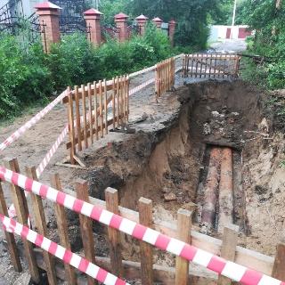 Из-за порыва трубопровода пришлось приостановить подачу горячей воды в четыре дома Белогорска