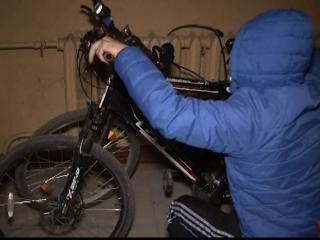 В Белогорске у женщины украли велосипед, а у мужчины лодку