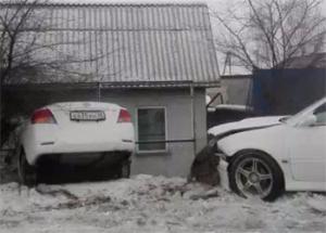 Из-за ДТП иномарка едва не врезалась в дом в Белогорске