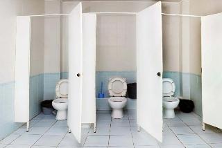 В Белогорске отремонтируют школьные туалеты