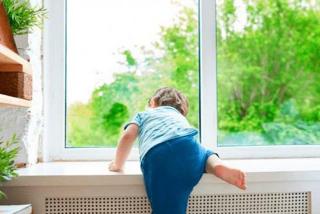 Пока бабушка отвлеклась: пятилетний мальчик выпал из окна в Белогорске