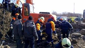 Во Владивостоке экскаваторщика придавило бетонной глыбой