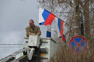   Центр Белогорска украсили флаги триколор 
