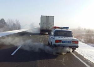 Амурские полицейские спасли двух замерзающих на федеральной трассе водителей