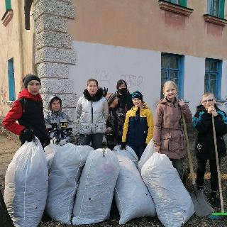 Белогорские школьники участвуют в волонтерской акции «Чистый двор»