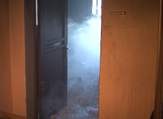 В Белогорске пожарные тушили горевшую в четырехэтажном доме квартиру
