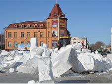Снежный городок в Белогорске демонтируют