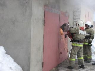 В Белогорске горел гараж