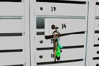 В Белогорске продолжается замена почтовых ящиков 